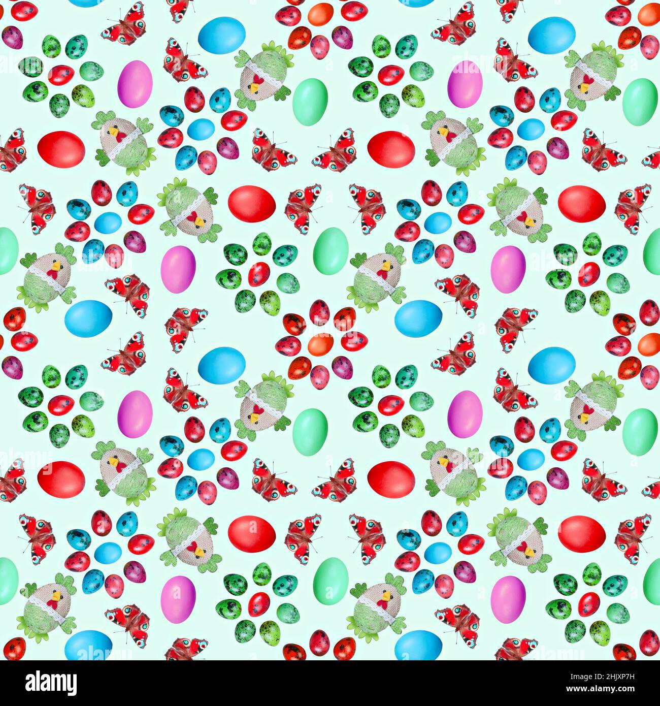 Nahtlose Ostermuster mit bunten Hühnchen- und Wachteleiern, Spielzeug-Hühnchen und Schmetterlingen auf einem hellen quadratischen Hintergrund Stockfoto