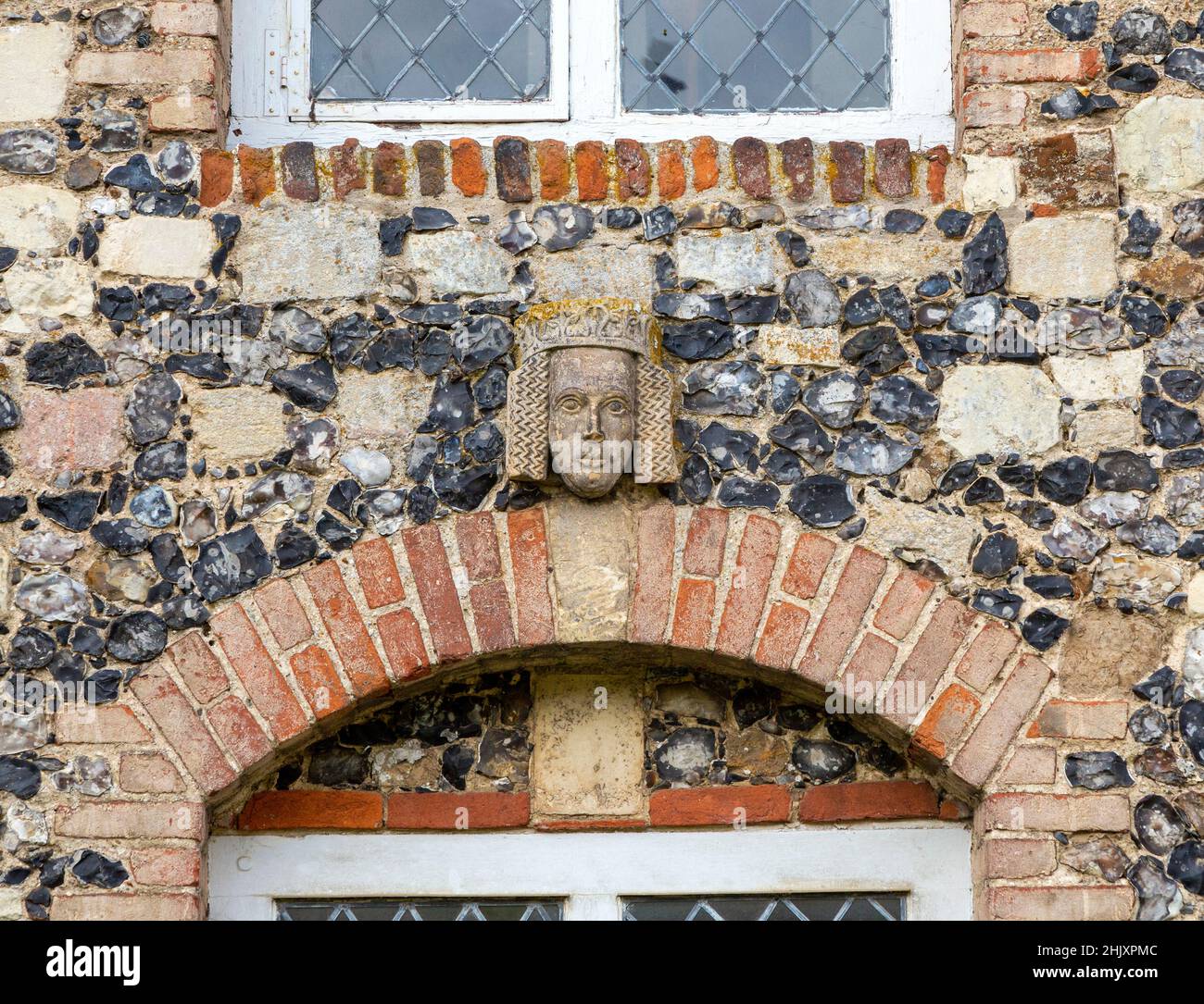 Geschnitztes Gesicht und Kopf der Tudor Figur, Framlingham Schloss, Suffolk, England, UK - Königin oder Prinzessin mit Krone Stockfoto