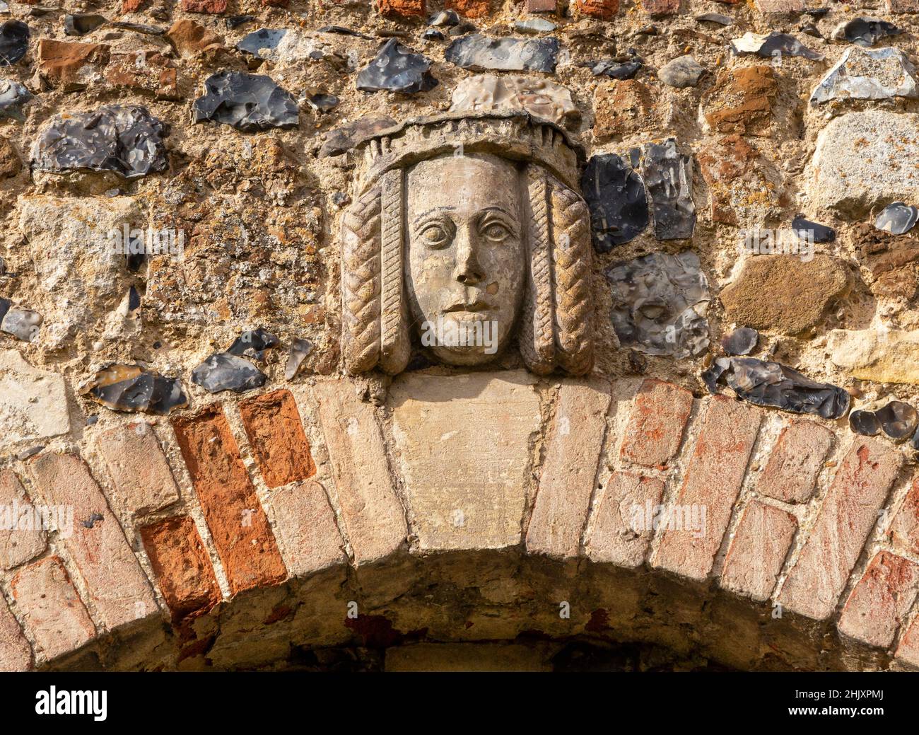 Geschnitztes Gesicht und Kopf der Tudor-Frauenfigur, Framlingham Castle, Suffolk, England, UK - könnte Margaret Brotherton herzogin von Norfolk sein Stockfoto