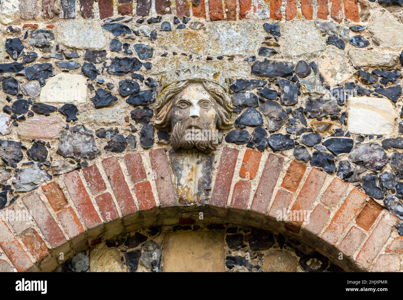 Geschnitztes Gesicht und Kopf der Tudor Figur, Framlingham Schloss, Suffolk, England, UK - König oder Prinz mit Krone Stockfoto