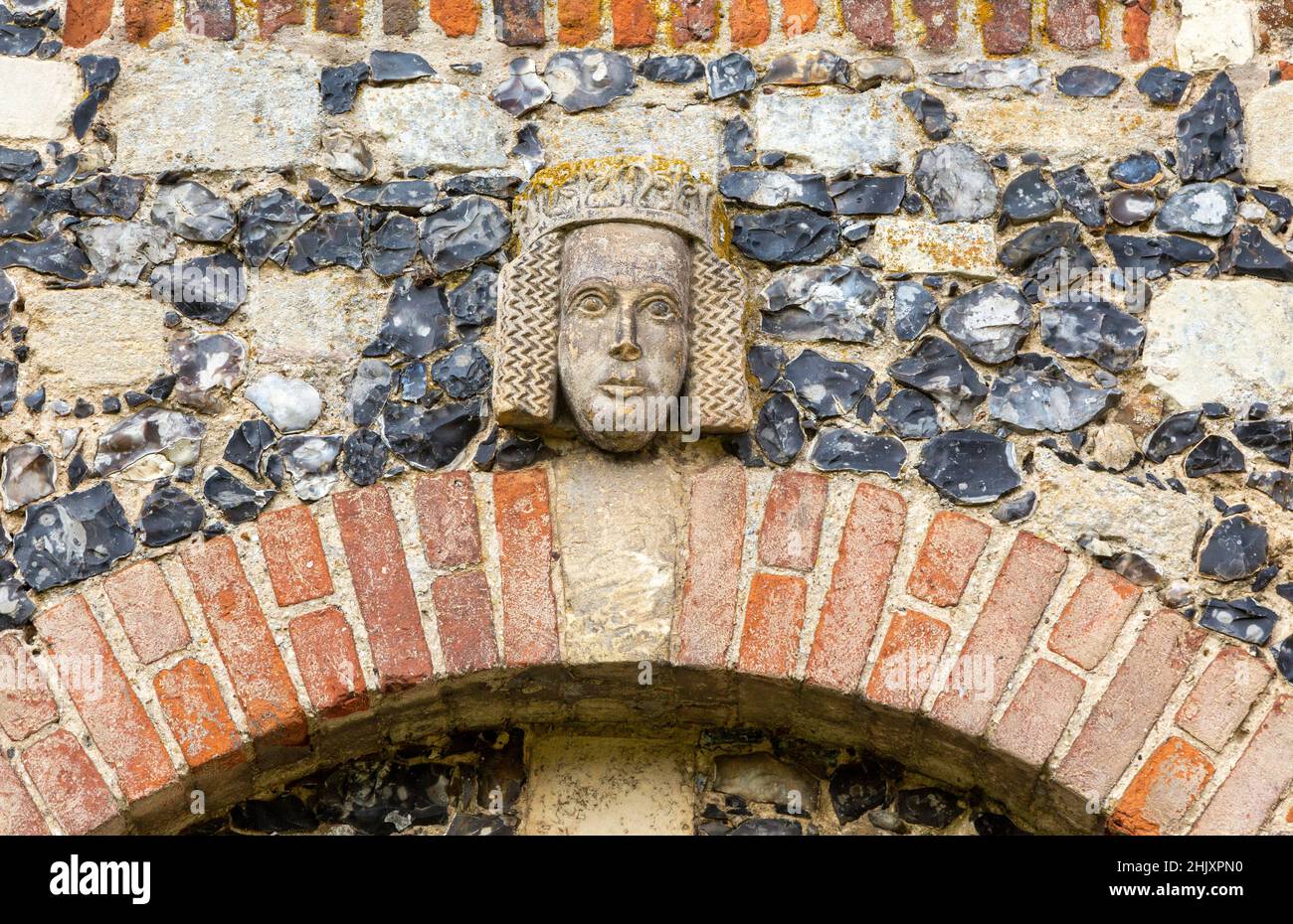 Geschnitztes Gesicht und Kopf der Tudor Figur, Framlingham Schloss, Suffolk, England, UK - Königin oder Prinzessin mit Krone Stockfoto
