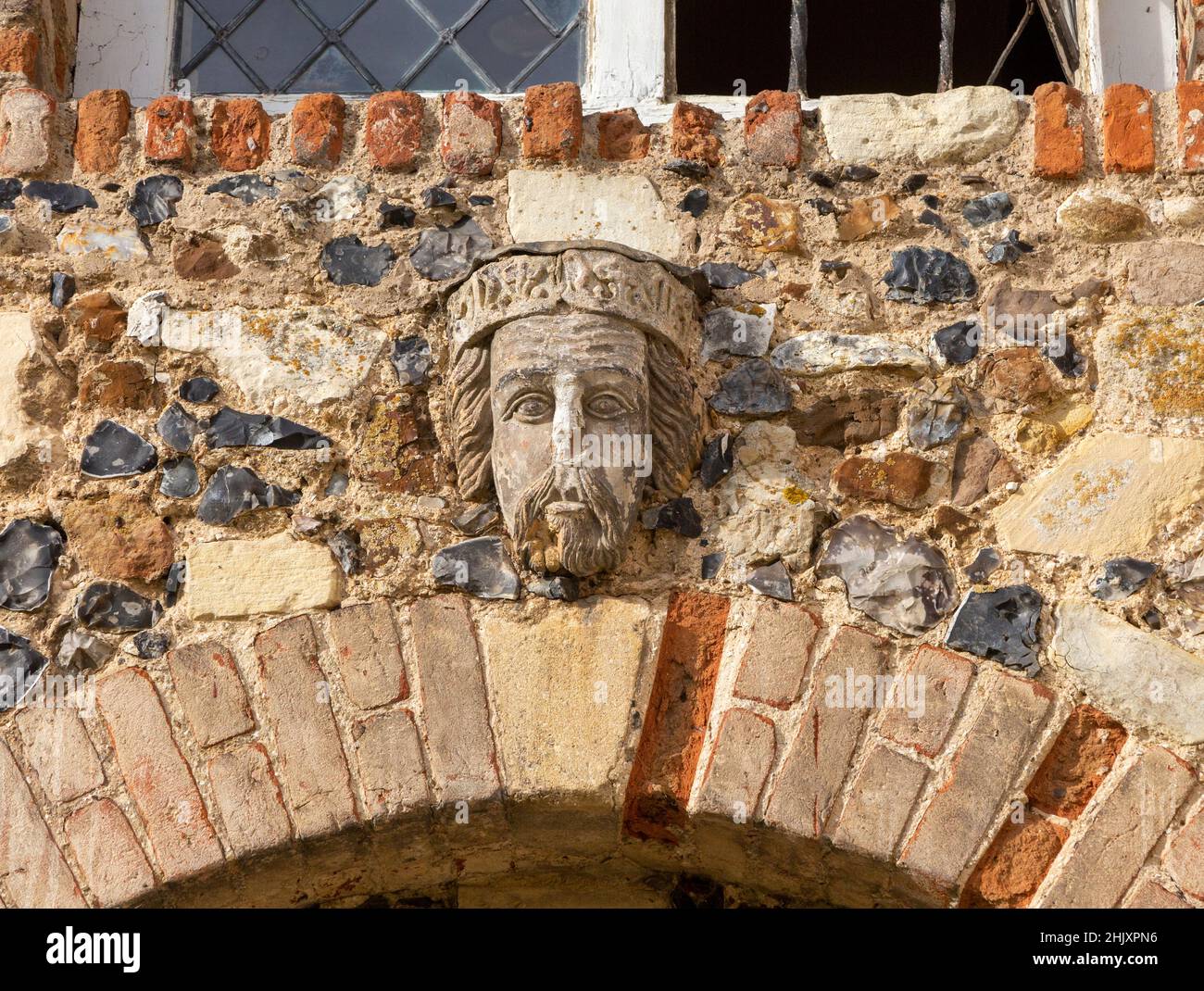 Geschnitztes Gesicht und Kopf der Tudor Figur, Framlingham Schloss, Suffolk, England, UK - König oder Prinz mit Krone Stockfoto