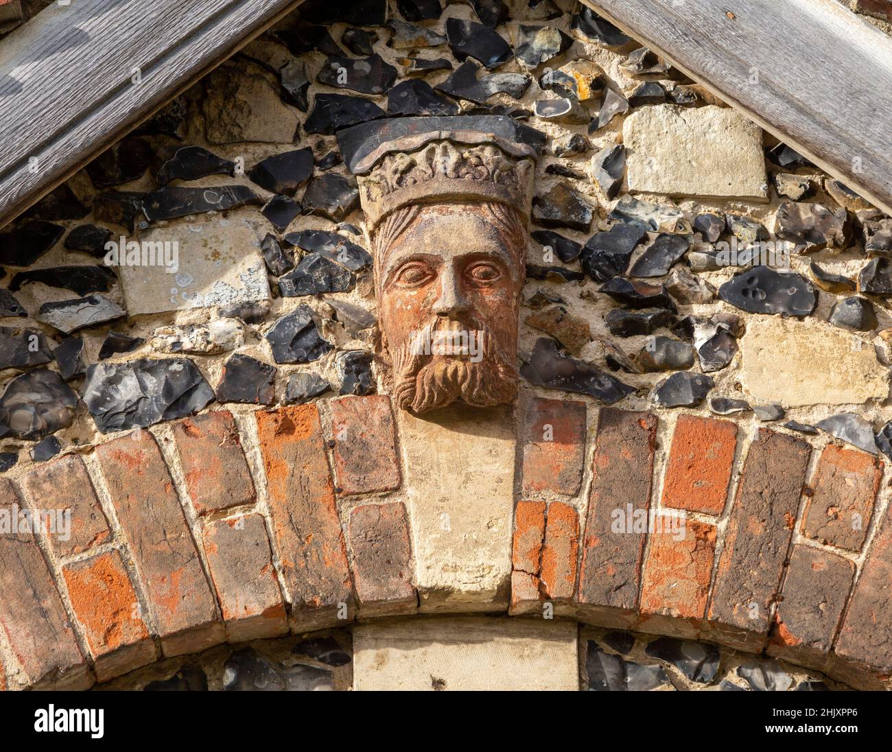 Geschnitztes Gesicht und Kopf der Tudor-Figur, Framlingham Castle, Suffolk, England, UK - König mit Krone Stockfoto