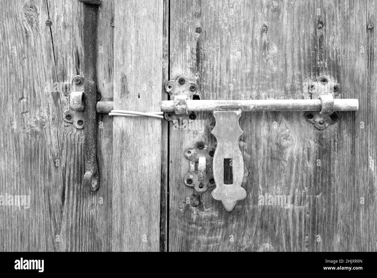 Schwarz-weißes Bild eines Metallschlosses an einer traditionellen Tür, Muharraq Souk, Königreich Bahrain Stockfoto