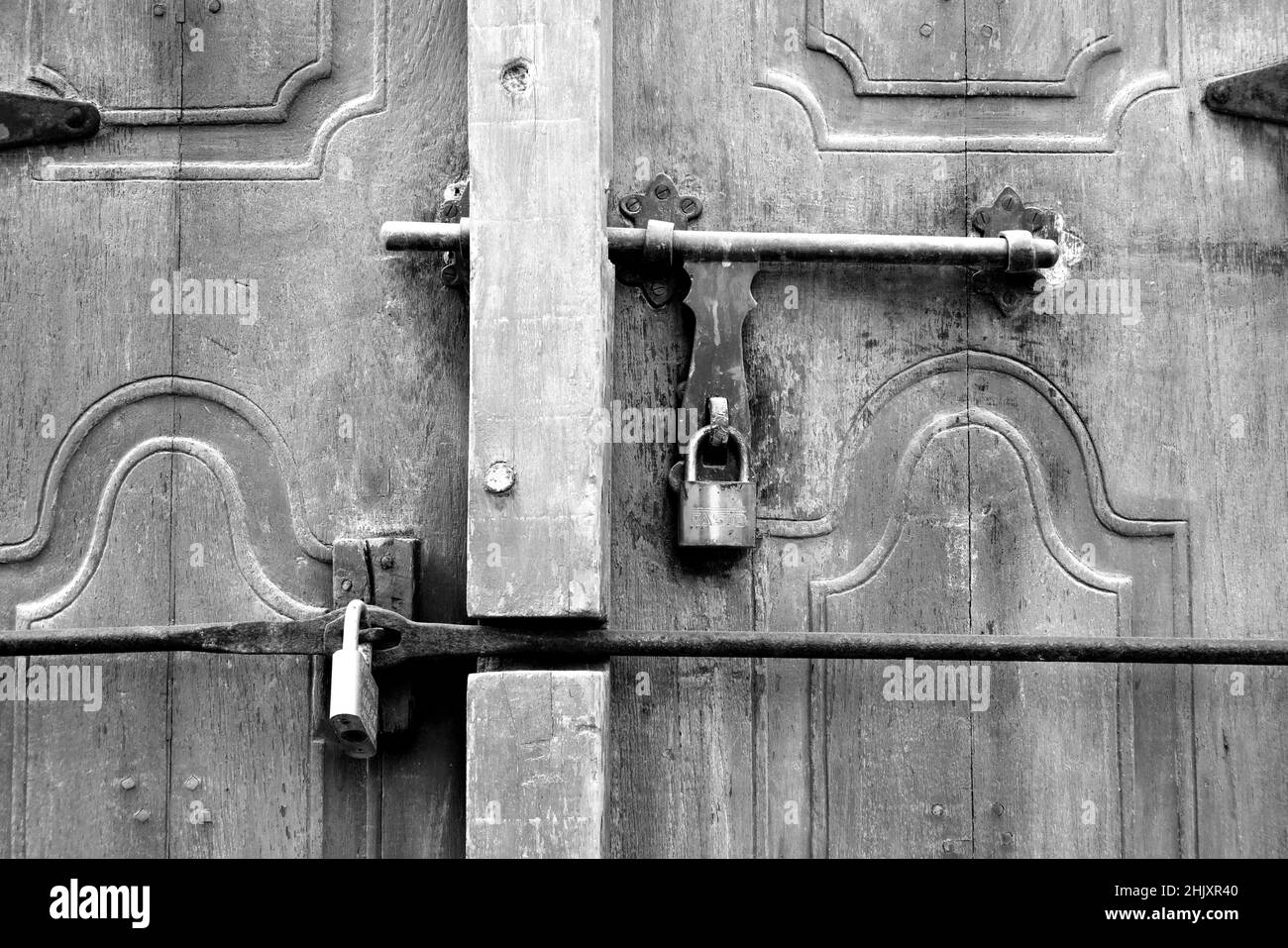 Schwarz-weißes Bild eines Metallschlosses an einer traditionellen Tür, Muharraq Souk, Königreich Bahrain Stockfoto