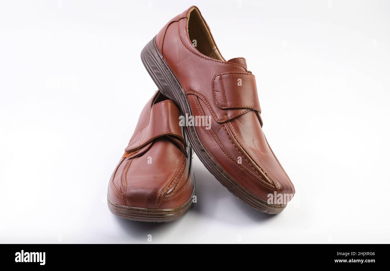 Braun Kissen Freizeit Walk Touch Schnallen Schuh mit weiter Passform isoliert auf Weiß Stockfoto