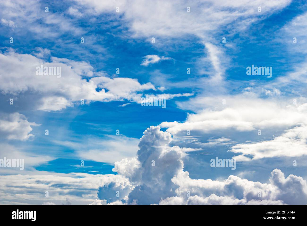 Klarer, strahlend blauer Himmel mit Wolkenmuster am Abend Stockfoto