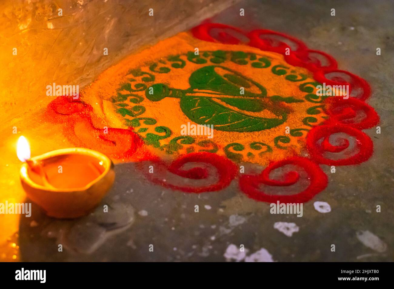 indische traditionelle Rangoli anlässlich der Festfeier aus verschiedenen Blickwinkeln Stockfoto