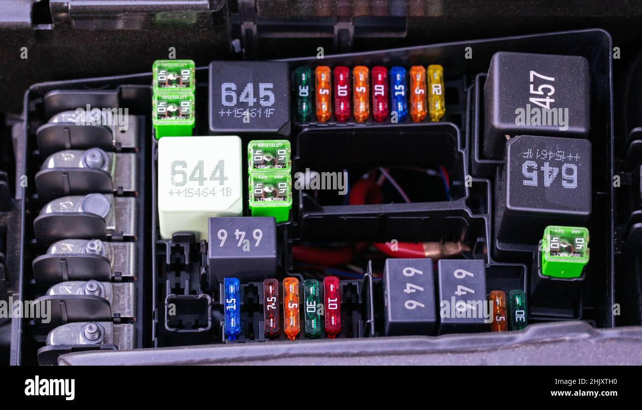 Mehrfarbiger Kfz-Sicherungskasten mit unterschiedlichem Widerstand,  Nahaufnahme Stockfotografie - Alamy