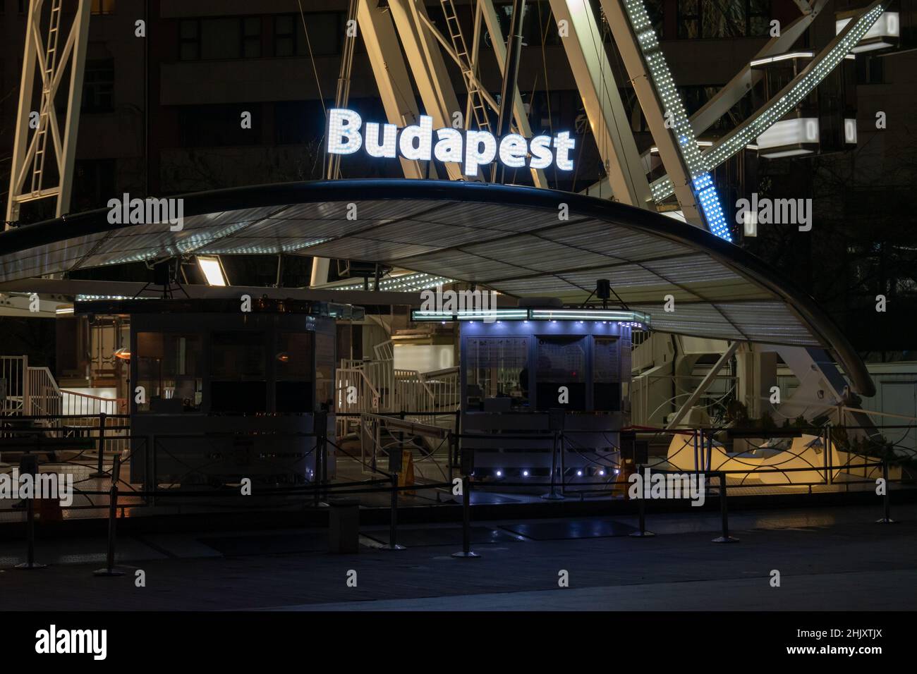 Ticket-Kiosk am Riesenrad oder Budapest Eye in der Nacht in Budapest Ungarn Europa Stockfoto