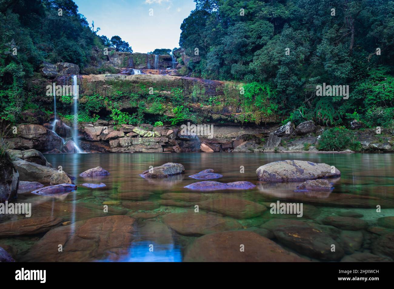 Natürlicher Wasserfall klare Sicht mit Wasserstrom aus den Bergen bei grünen Wäldern am Morgen Bild wird bei Lyngksiar Fällen cherrapunjee meghal aufgenommen Stockfoto