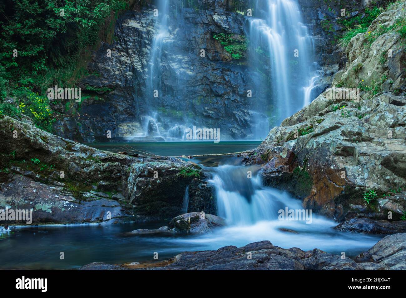 Der Wasserfall fließt durch Felsen mit ruhiger, unscharfer Wasseroberfläche. Die Aufnahme mit Langzeitbelichtung wurde beim Thangsning Fall shillong meghalaya india aufgenommen. Stockfoto