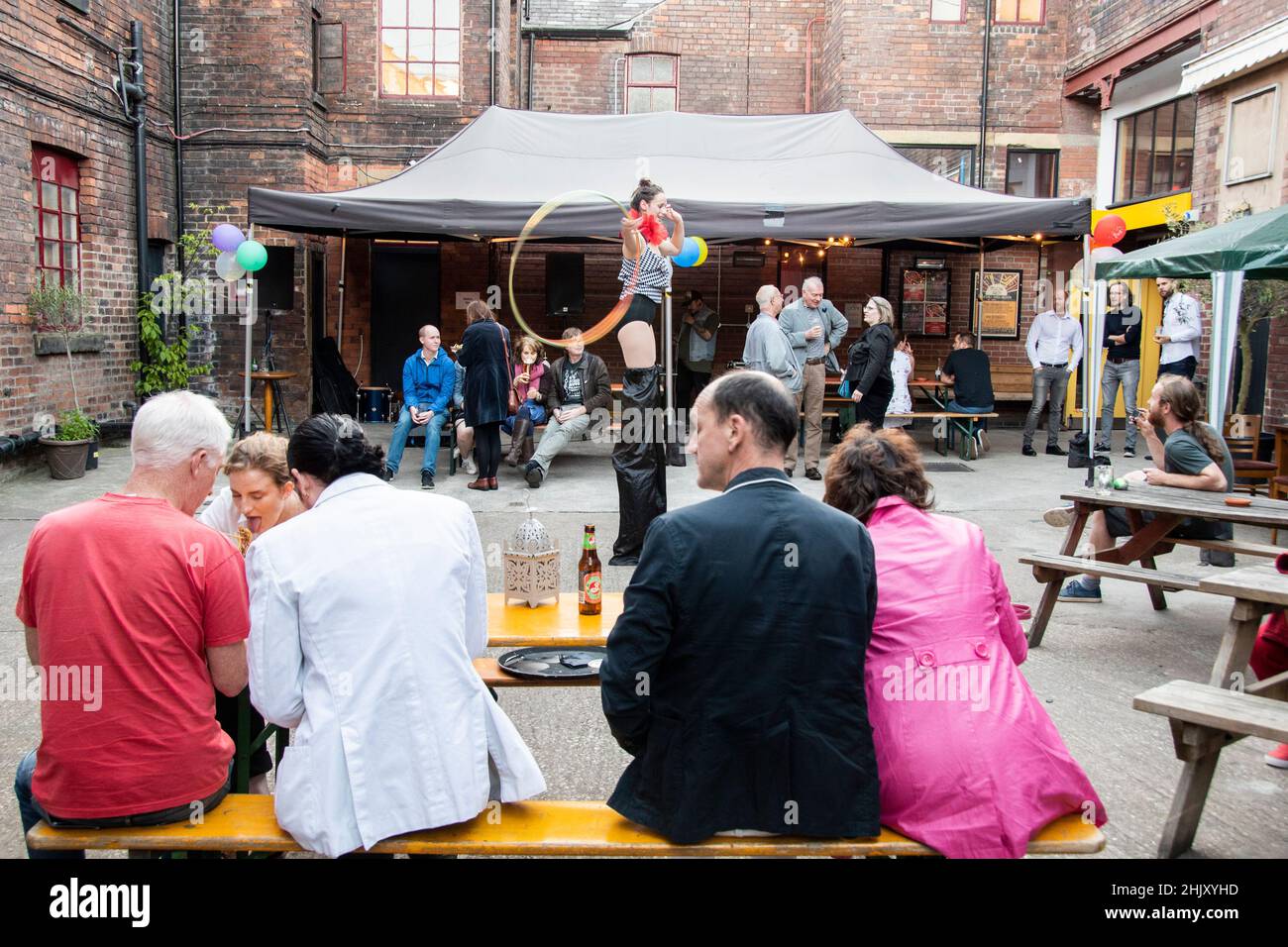 Sheffield, Großbritannien - 22. Juni: Mitglieder der Sheffield Creative Guild treffen sich beim Abendessen und Zirkus auf der 2nd-jährigen Geburtstagsfeier in den Yellow Arch Studios Stockfoto