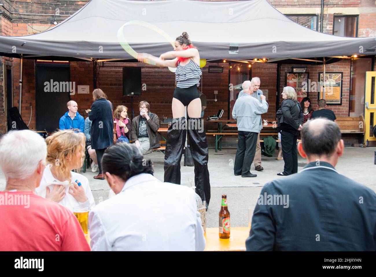 Sheffield, Großbritannien - 22. Juni: Mitglieder der Sheffield Creative Guild treffen sich beim Abendessen und Zirkus auf der 2nd-jährigen Geburtstagsfeier in den Yellow Arch Studios Stockfoto