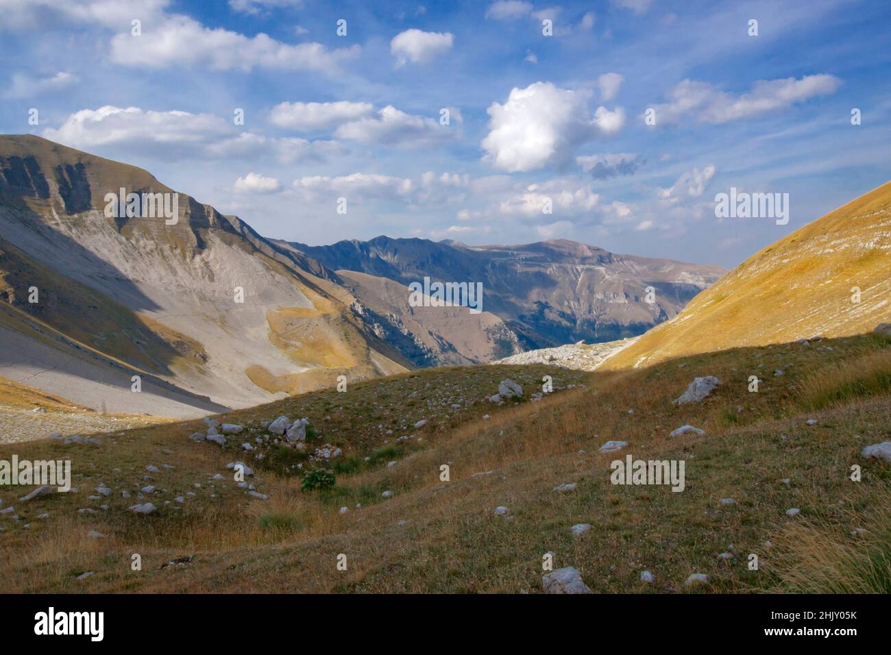 Nationalpark Monti Sibillini, Blick auf das Tal Valle del Lago di Pilato, Montemonaco, Marken, Italien, Europa Stockfoto