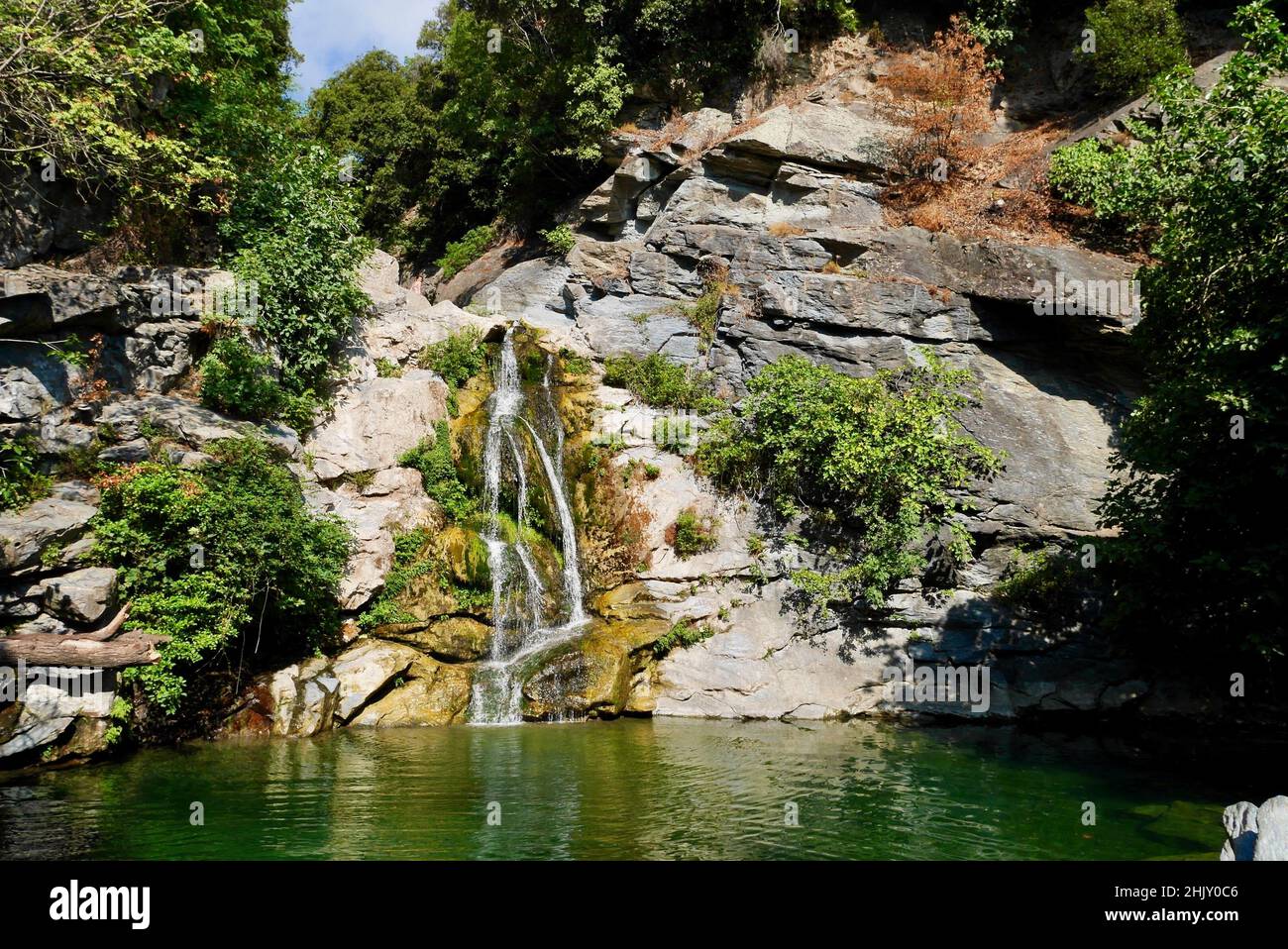 Kaskade und tiefer Pool mit klarem, smaragdgrünem Wasser zum Schwimmen im Fluss Bucatoggio, Moriani-Plage. Korsika, Frankreich. Hochwertige Fotos Stockfoto