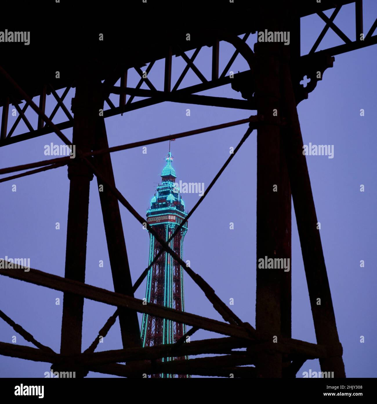 Blackpool Tower und Pier Beine in der Dämmerung Stockfoto