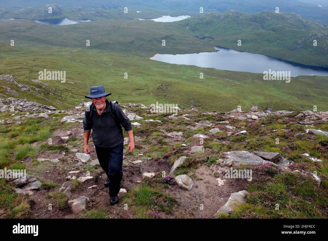Einzelliger Single-Mann auf dem Rocky Ridge Path zum schottischen Berg Corbett Sail Mhor, Wester Ross, North West Scottish Highlands, Schottland, Großbritannien. Stockfoto