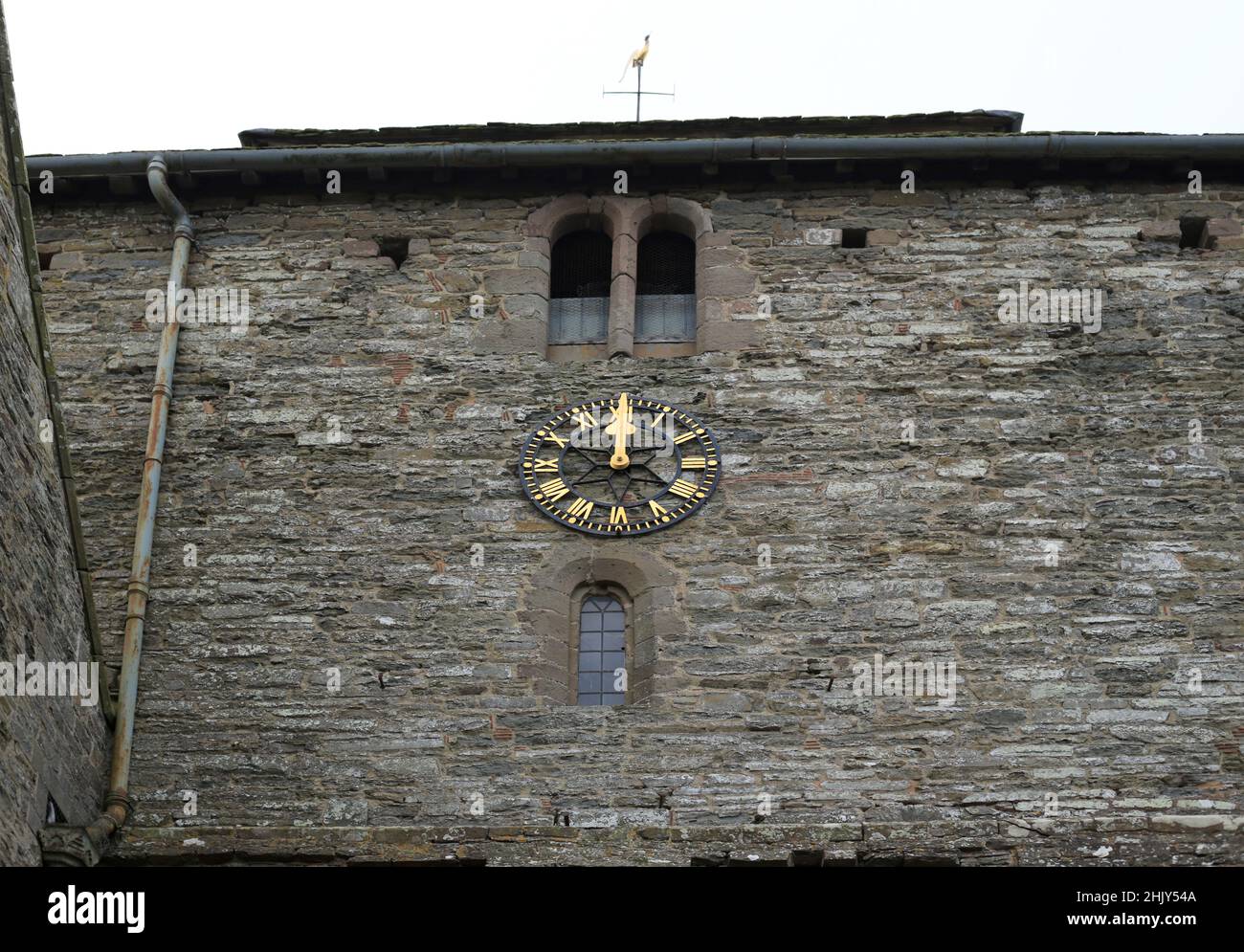 Die Uhr an der St. George's Church Clun zeigt 12,00 Uhr mittags. Stockfoto