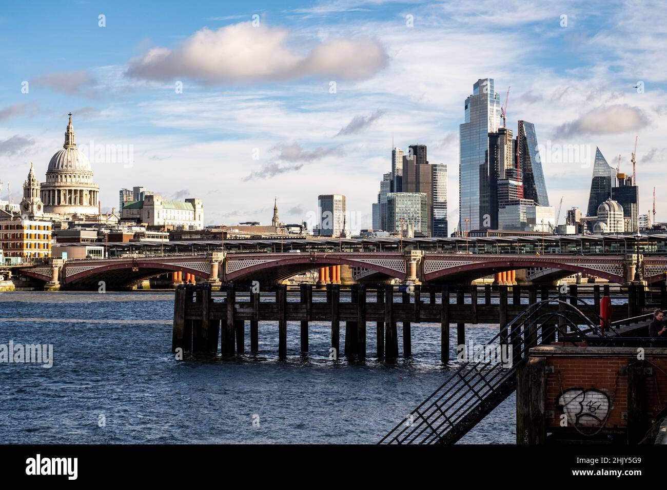 London England Großbritannien, 29. Januar 2022, Panoramaaussicht City of London Finanzwirtschaftliches Geschäftsgebiet und Themse Stockfoto