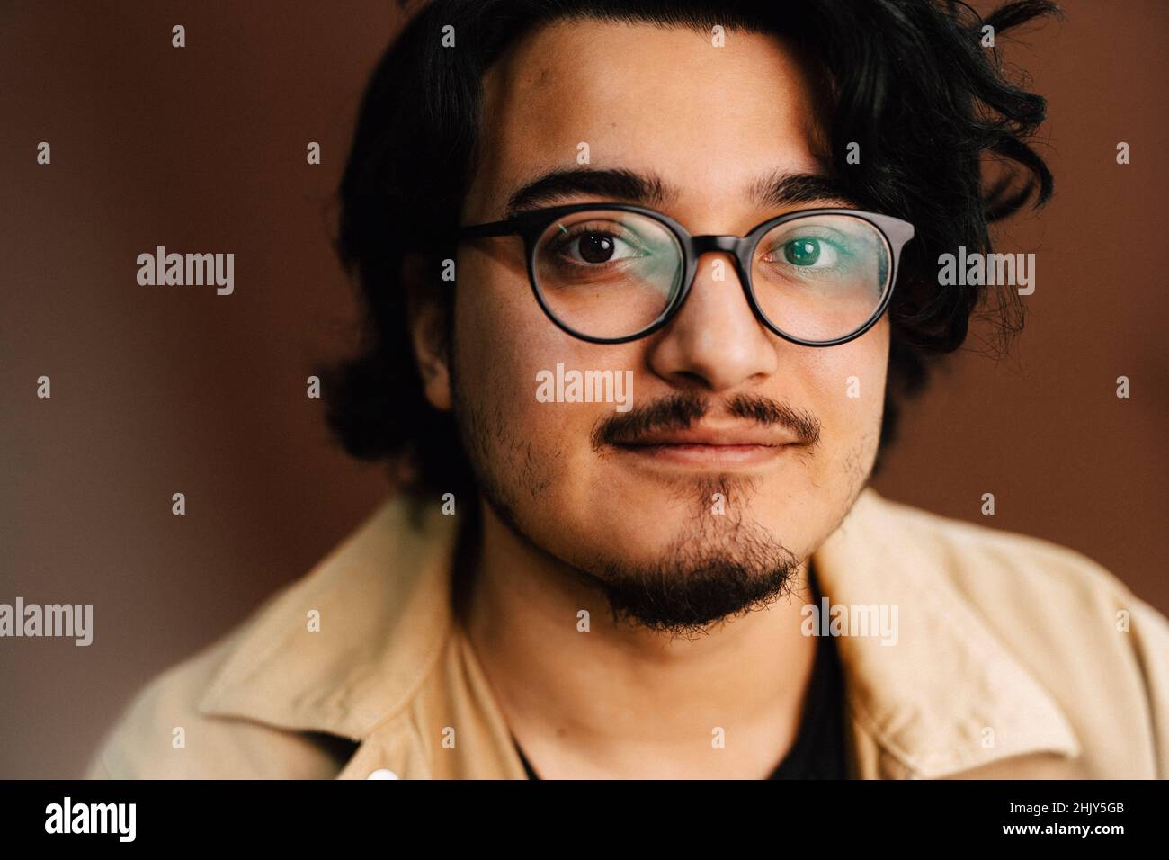 Porträt eines Mannes, der im Studio eine Brille trägt Stockfoto