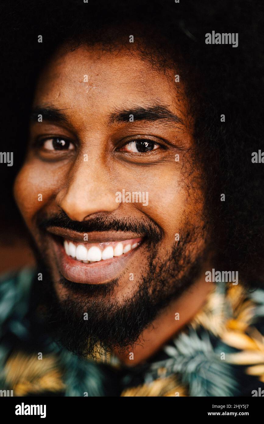 Junger Mann mit toothy Lächeln Stockfoto