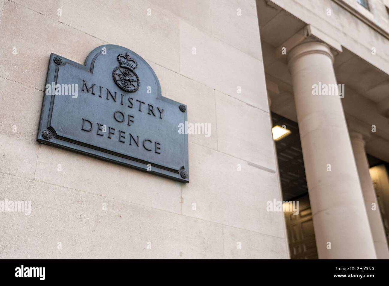 Verteidigungsministerium, London. Schilder für die militärische Abteilung der britischen Regierung, bekannt als MOD in Whitehall, dem Herzen der britischen Politik und Regierungsführung. Stockfoto