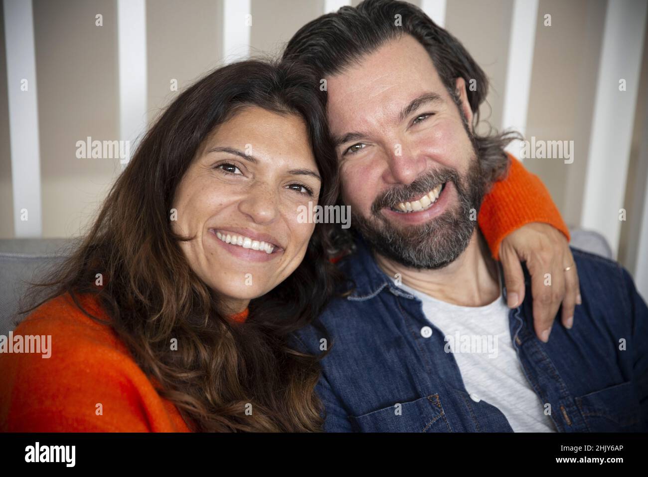 Porträt eines lächelnden reifen Paares im Schlafzimmer zu Hause Stockfoto