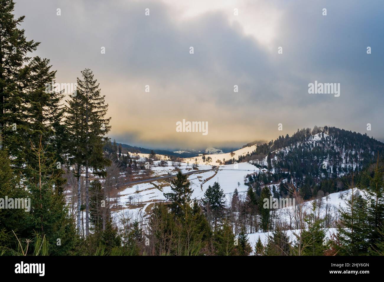 Deutschland, Schwarzwald - Blick über das kleine Wiesental vom Nonnenmattweiher Parkplatz, bei Abendstimmung Stockfoto