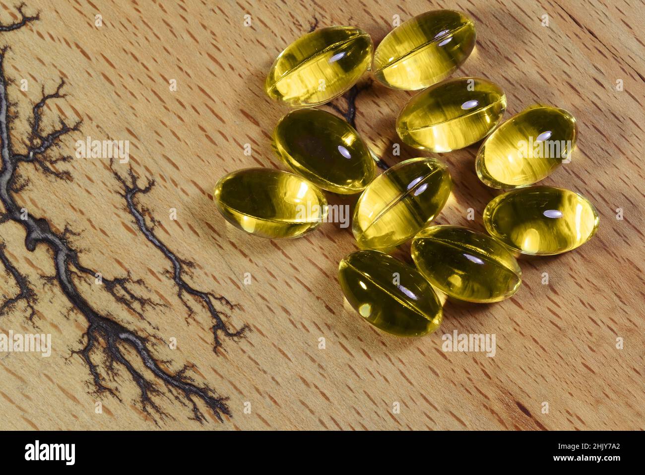 Fischfett Kabeljau Leberöl Omega-Gel-Kapseln auf Holzgrund Stockfoto