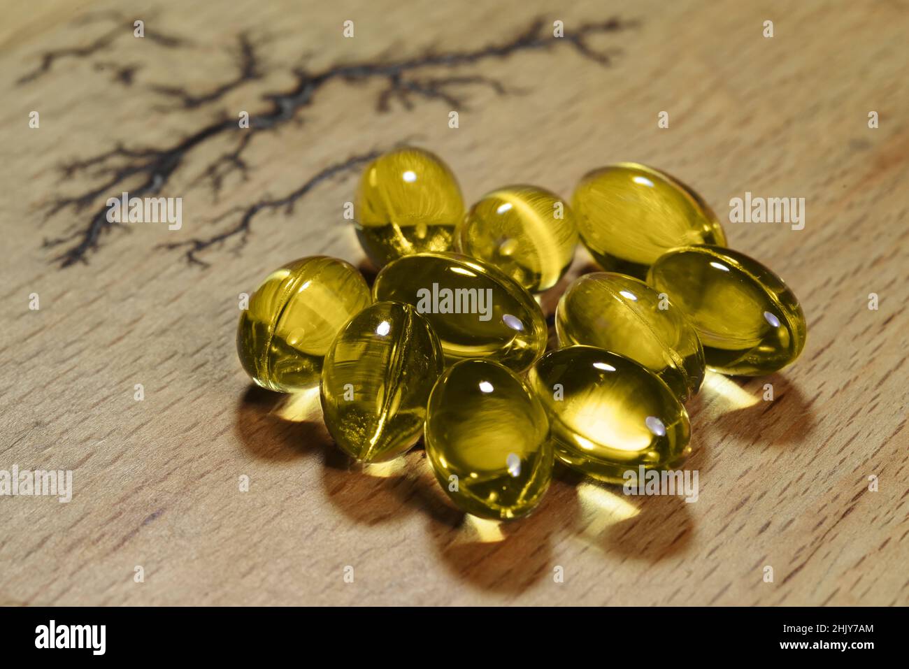 Fischfett Kabeljau Leberöl Omega-Gel-Kapseln auf Holzgrund Stockfoto