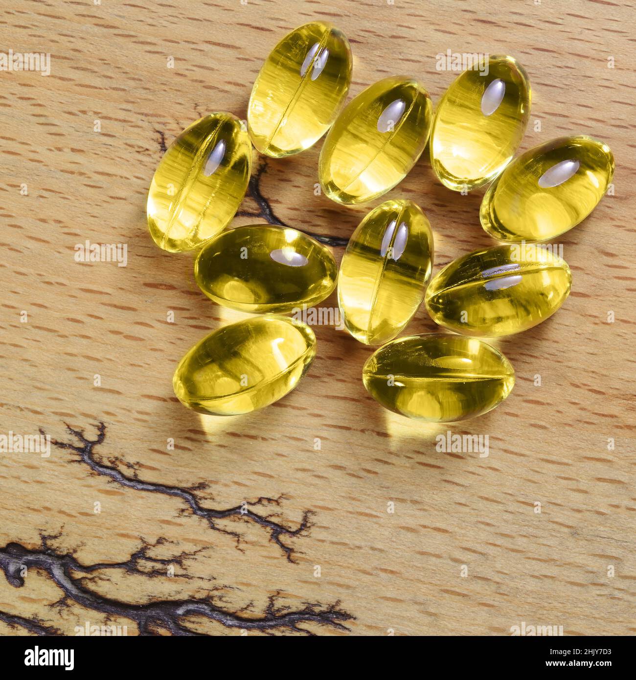 Fischfett Kabeljau Leberöl Omega-Gel-Kapseln auf Holzgrund Stockfoto