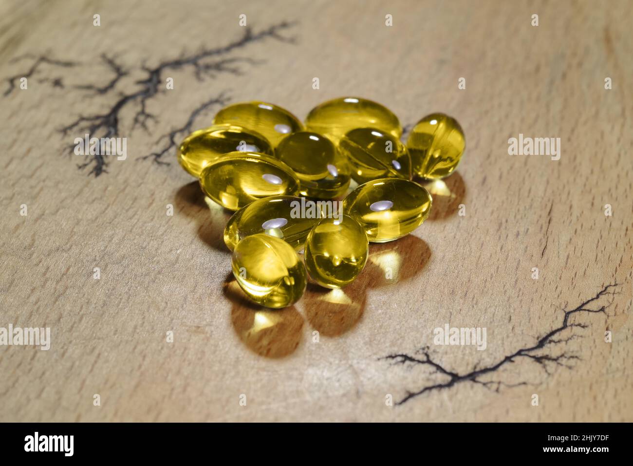 Fischfett Kabeljau Leberöl Omega-Gel-Kapseln auf Holzgrund Stockfoto