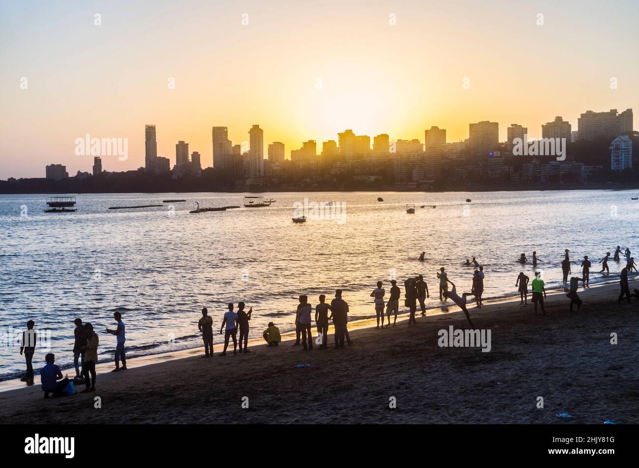 Mumbai, Maharashtra, Indien : Skyline von Malabar Hill bei Sonnenuntergang vom Girgaon Chowpatty Strand. Malabar Hill´s der exklusivste Nachbar von Mumbai Stockfoto