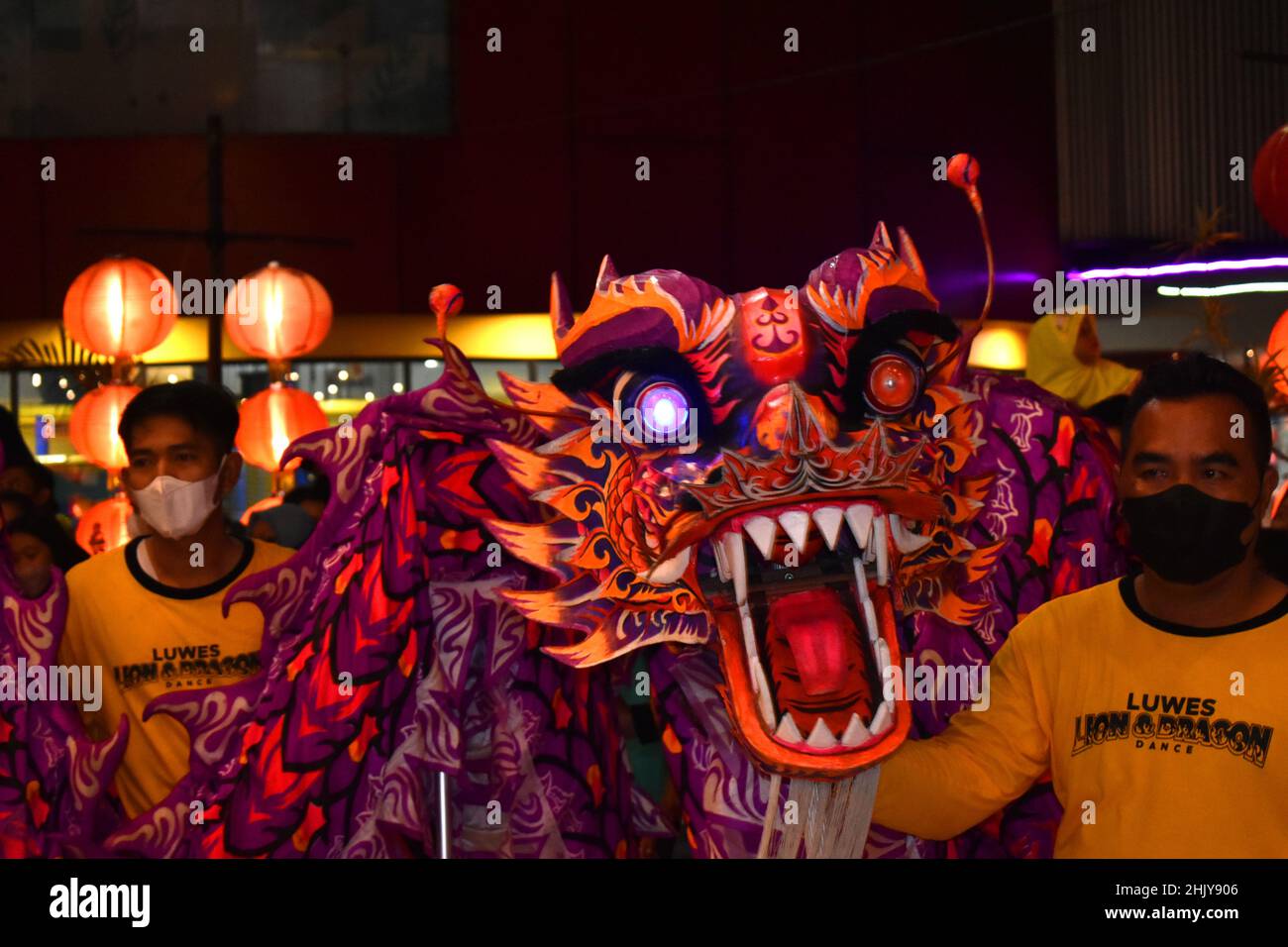 Drachentanz-Darsteller zeigen den Drachenkopf während des chinesischen Neujahrs-Festivals. Surakarta, Indonesien. Stockfoto
