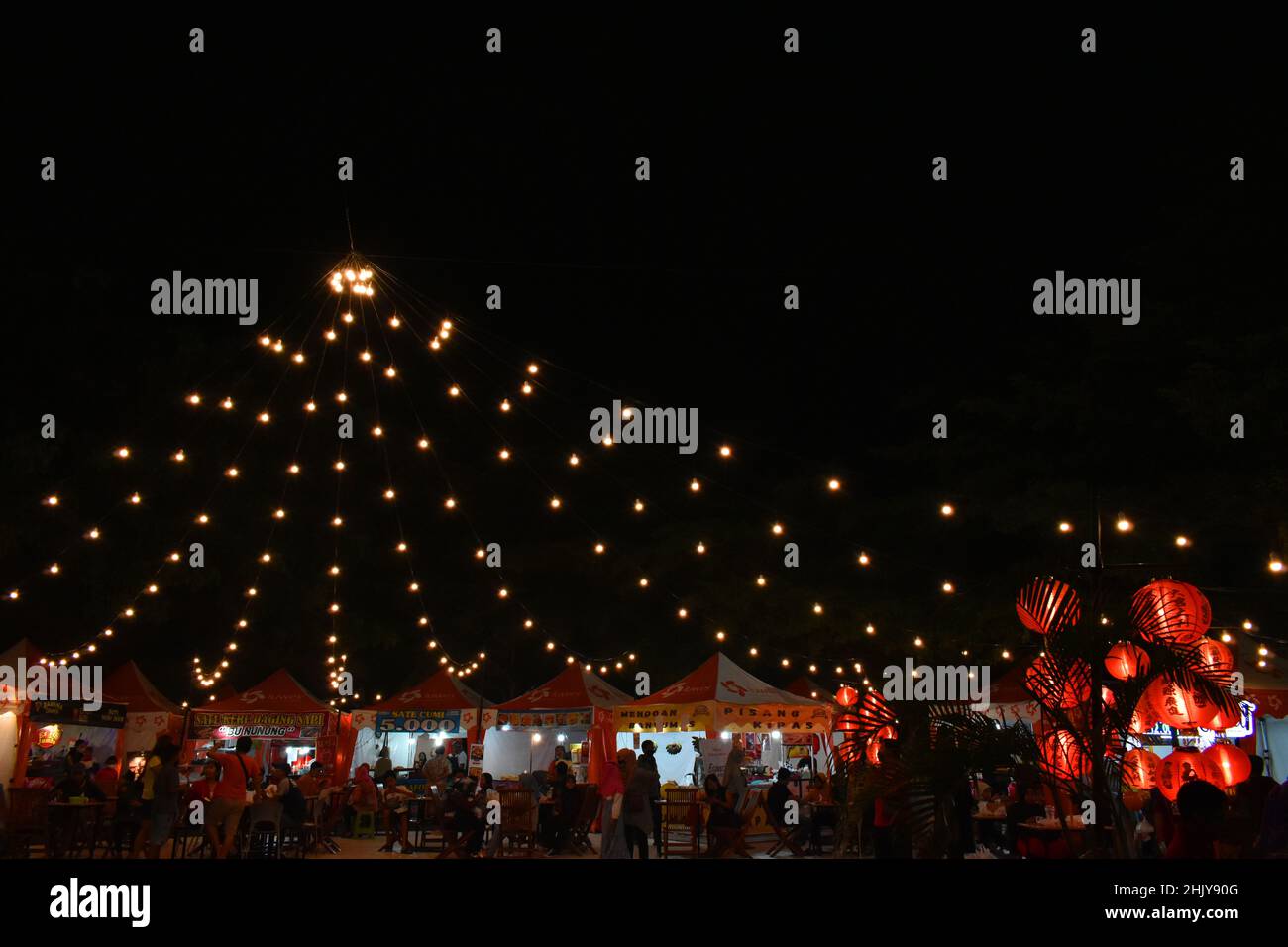 Laternen und Lichter Dekoration Anordnung außerhalb des Einkaufszentrums während des chinesischen Neujahrsfestes. Surakarta, Indonesien. Stockfoto
