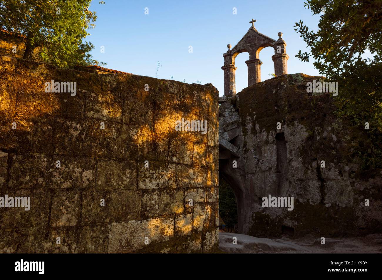 Esgos, Provinz Orense, Galicien, Spanien : Felsenkirche von San Pedro de Rocas bei Sonnenuntergang in der Kulturregion Ribeira Sacra. Stockfoto