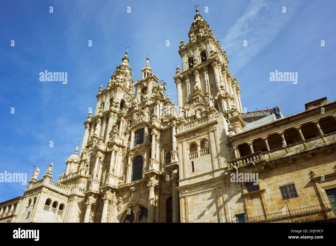 Santiago de Compostela, A Coruña Provinz, Galicien, Spanien - 12. Februar 2020 : barocke Obradoiro Fassade der compostela Kathedrale, der bekannten BU Stockfoto