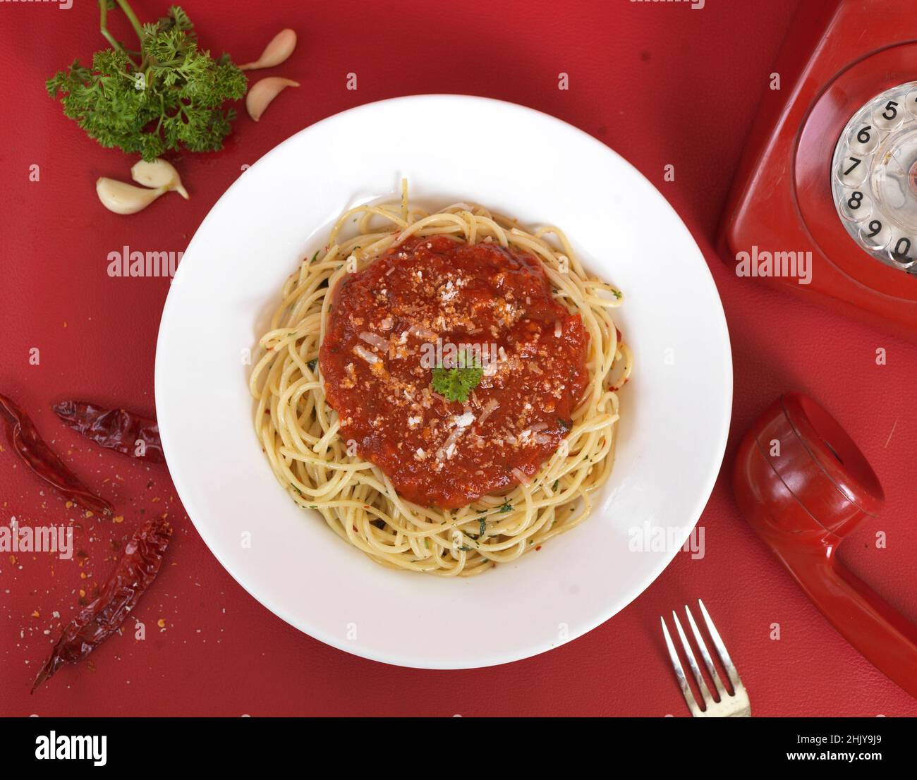 ESSEN SPAGHETTI IN ROTER SAUCE Stockfoto