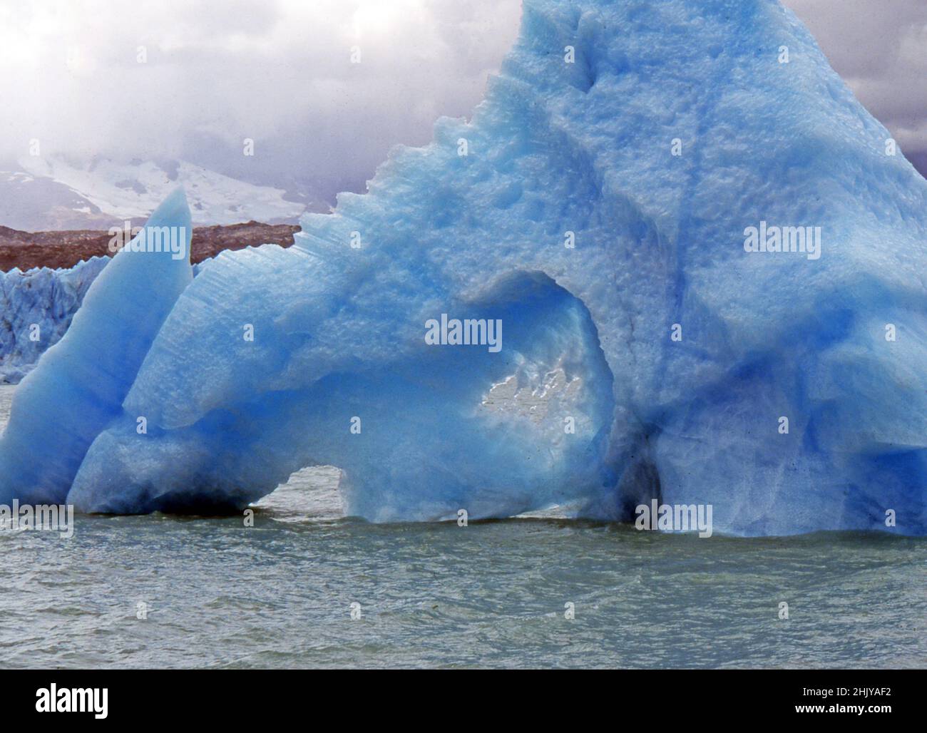 Patagonien Argentinien, Eisberg im Argentino-See (gescannt von Farblider) Stockfoto