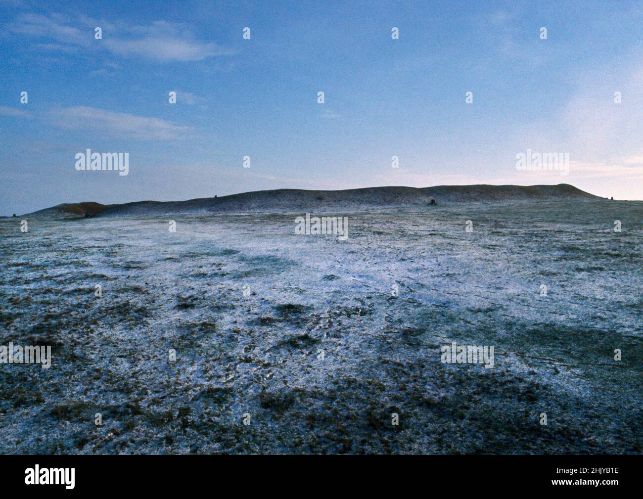 Außenansicht Blick nach E auf Arbor Low Neolithischer Circle-henge, Derbyshire, England, Großbritannien: Ein irdhenes Ufer und Graben, die ein Oval aus Kalksteinplatten umschließen. Stockfoto