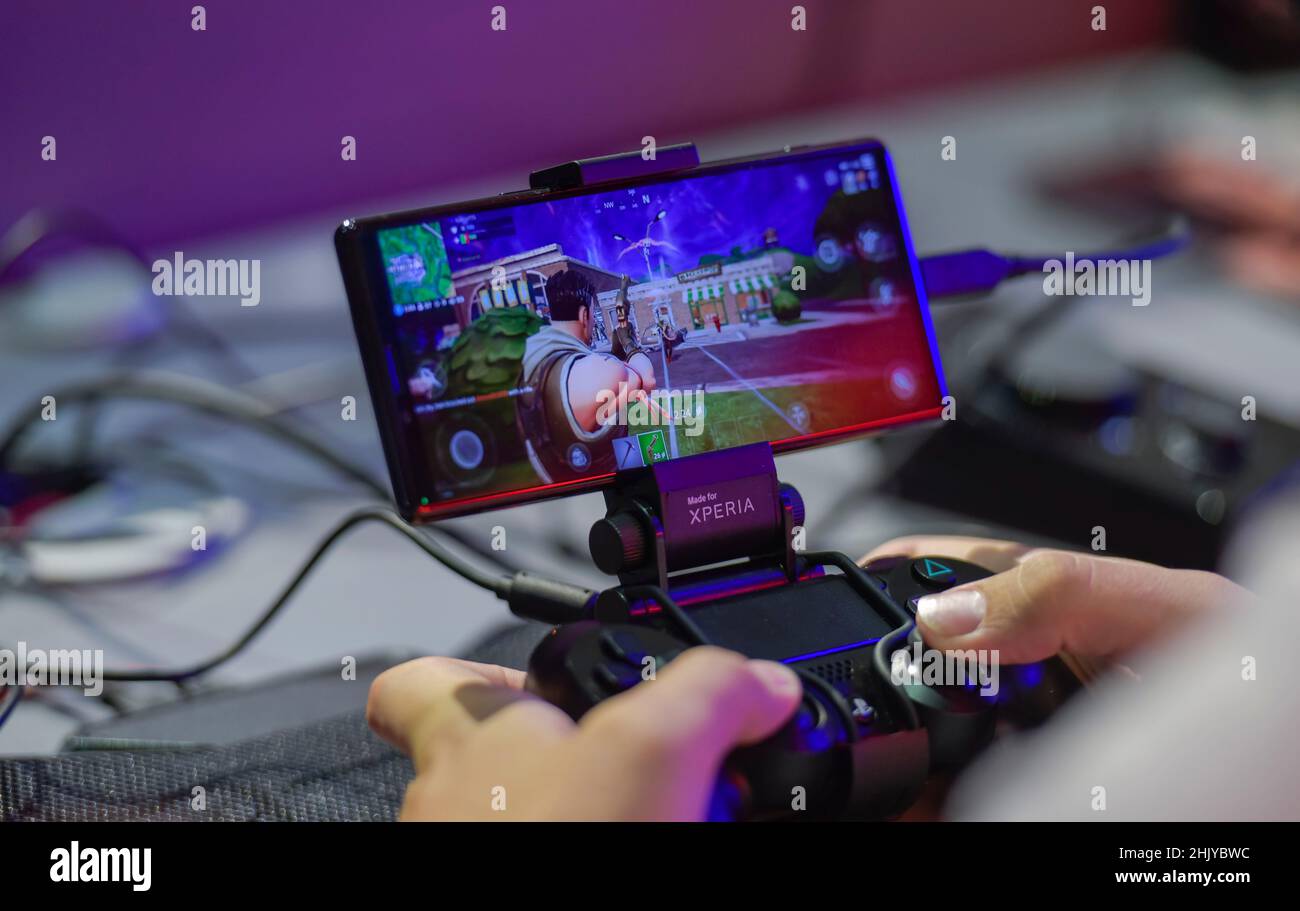 Computerspiel Fortnite mit dem Sony Experia mit dem PS4 Controller. Sony, Internationale Funkaustellung, Berlin 2019, Deutschland Stockfoto
