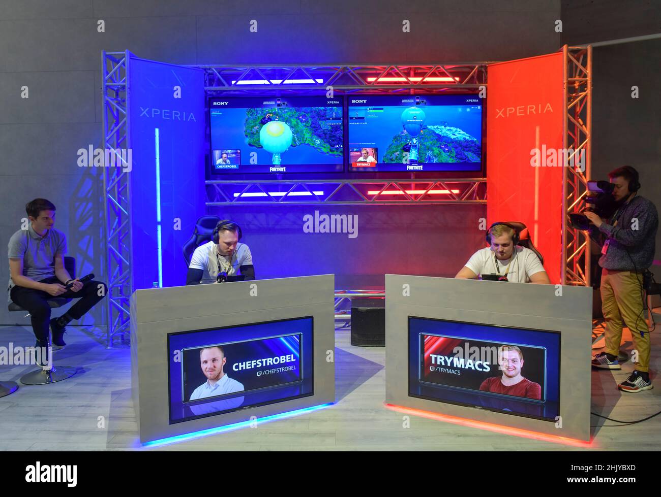 Computerspiel Fortnite mit dem Sony Experia mit dem PS4 Controller. Sony, Internationale Funkaustellung, Berlin 2019, Deutschland Stockfoto