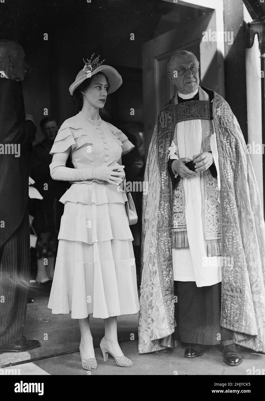 LONDON - JULI 26: Prinzessin Margaret bei der Hochzeit ihrer Freundin Miss Rachel Brand mit William Douglas Home, auf St. Peters, Eaton Square. London, am 26. Juli 1951. Quelle: The DL Archive Collection/Alamy Stockfoto