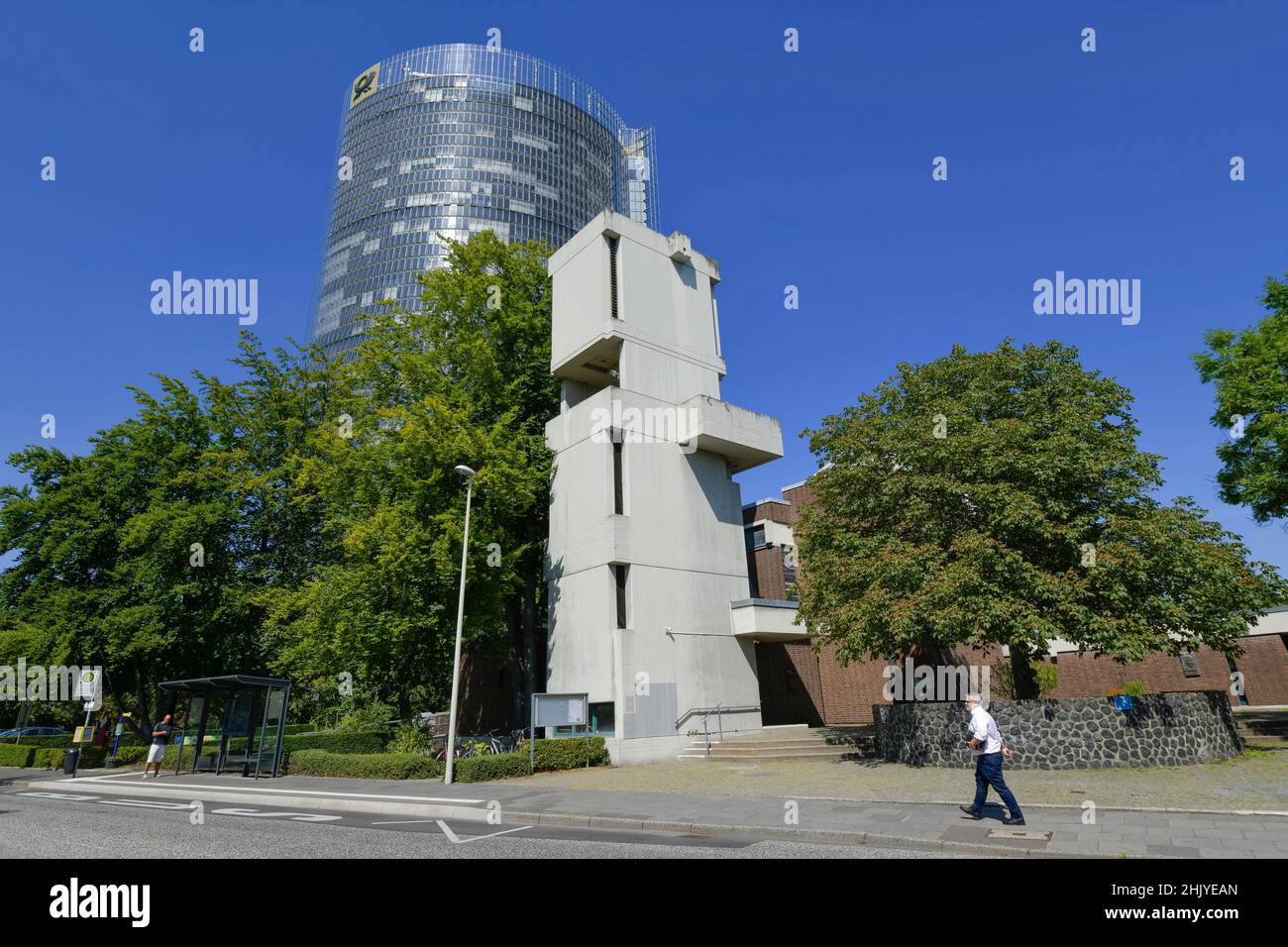 Katholische Kirche Sankt Winfried, Post Tower, der Konzernzentrale der Deutsche Post DHL Charles-de-Gaulle-Stra ße, Bonn, Nordrhein-Westfalen,,Deuts Stockfoto