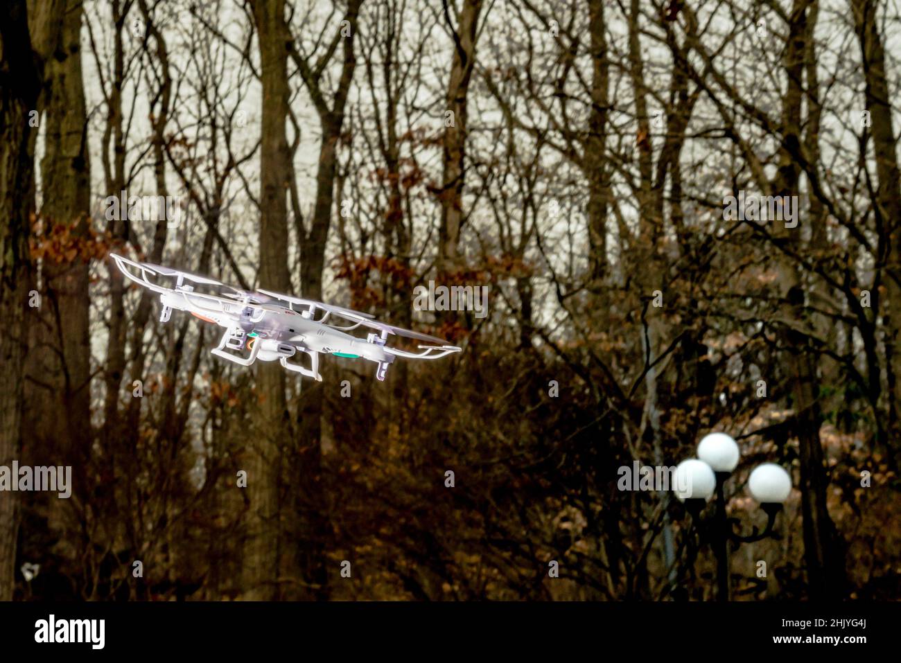 Spielzeug-Drohne im Flug genommen Stockfoto