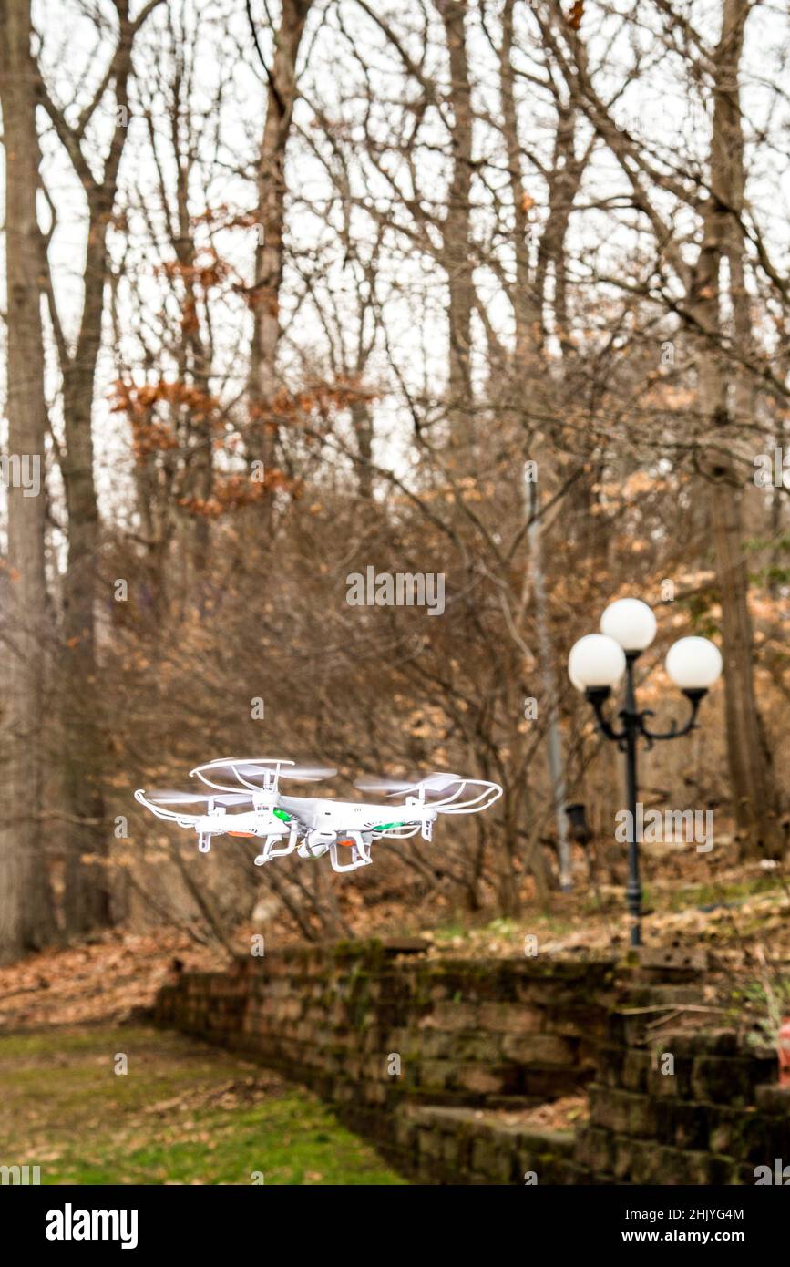 Spielzeug-Drohne im Flug genommen Stockfoto