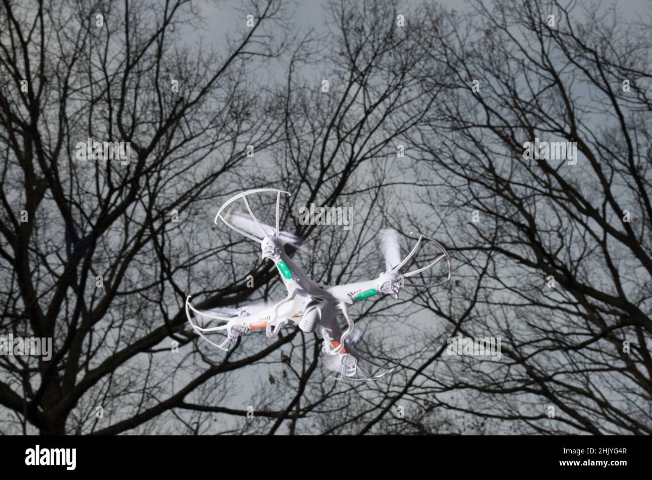 Spielzeug-Drohne im Flug genommen Stockfoto