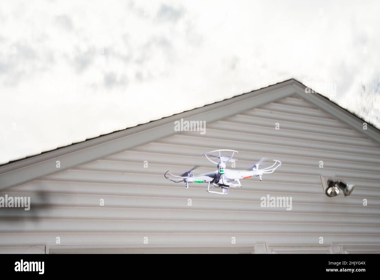Spielzeug-Drohne im Flug genommen Stockfoto