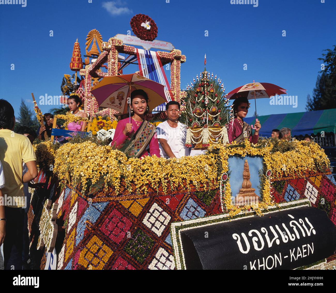 Thailand. Bangkok. Blumenfest. Thailändische Männer und Frauen auf Karneval treiben. Stockfoto